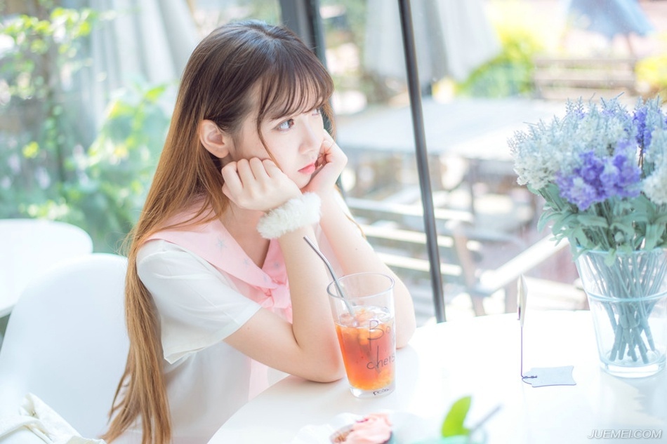 “老爷，马已经准备好了。”管家来到房间外，听着里面低沉的咆哮声，有些胆颤道。